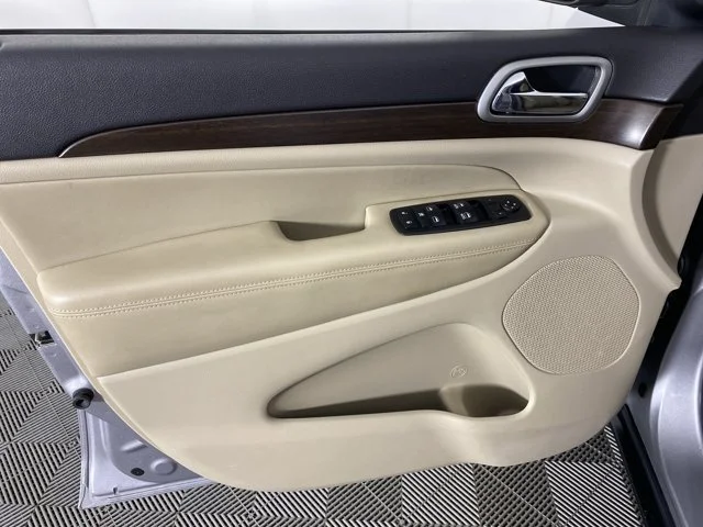 Used 2018 Silver Jeep Laredo E image 13
