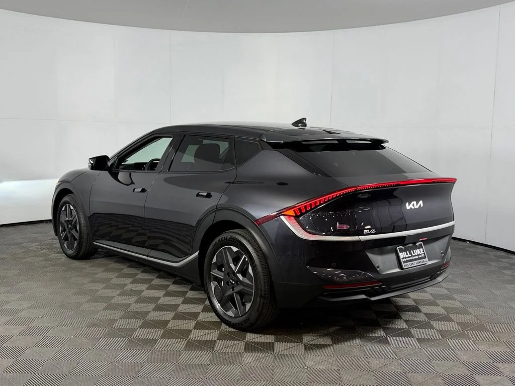 Certified Used 2025  Kia Light image 10