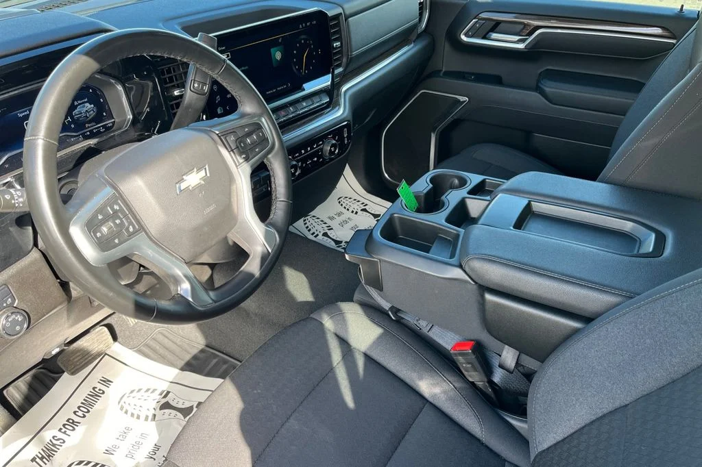 Used 2025 White Chevrolet LT image 4