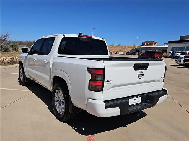 Used 2024 White Nissan SV (A9) 4x2 Crew Cab 5 ft. box 126 in. WB image 2