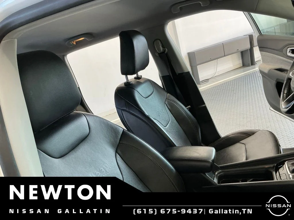 Used 2022 Bright White Clearcoat Jeep Latitude Lux image 16