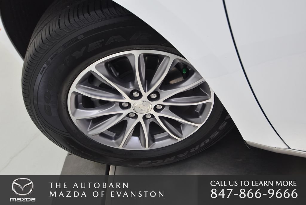 Used 2022 Summit White Buick Essence image 37