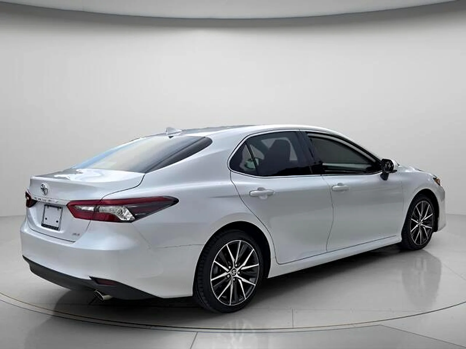 Used 2021 Wind Chill Pearl Toyota XLE image 7