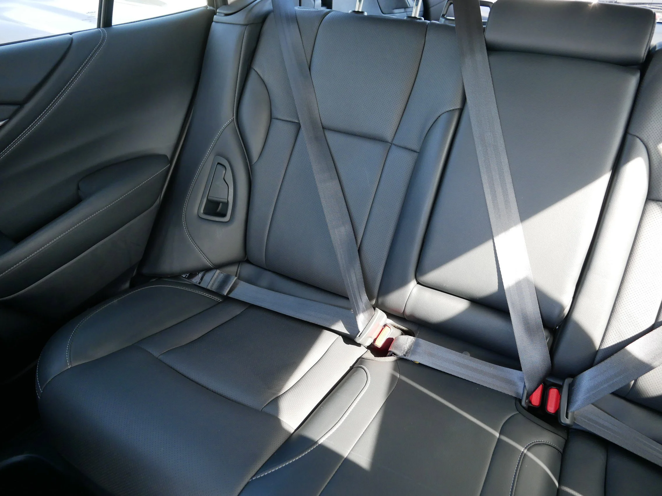 Used 2020 Crystal White Pearl Subaru Limited image 12