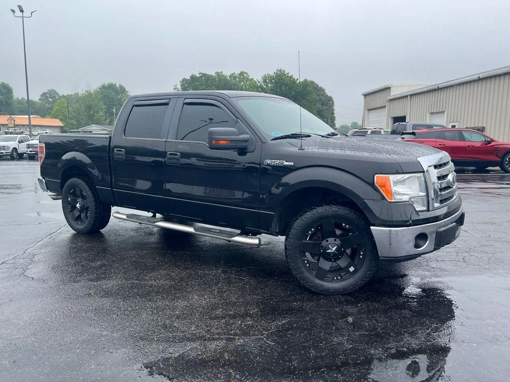 Used 2010 Black Ford XLT image 2