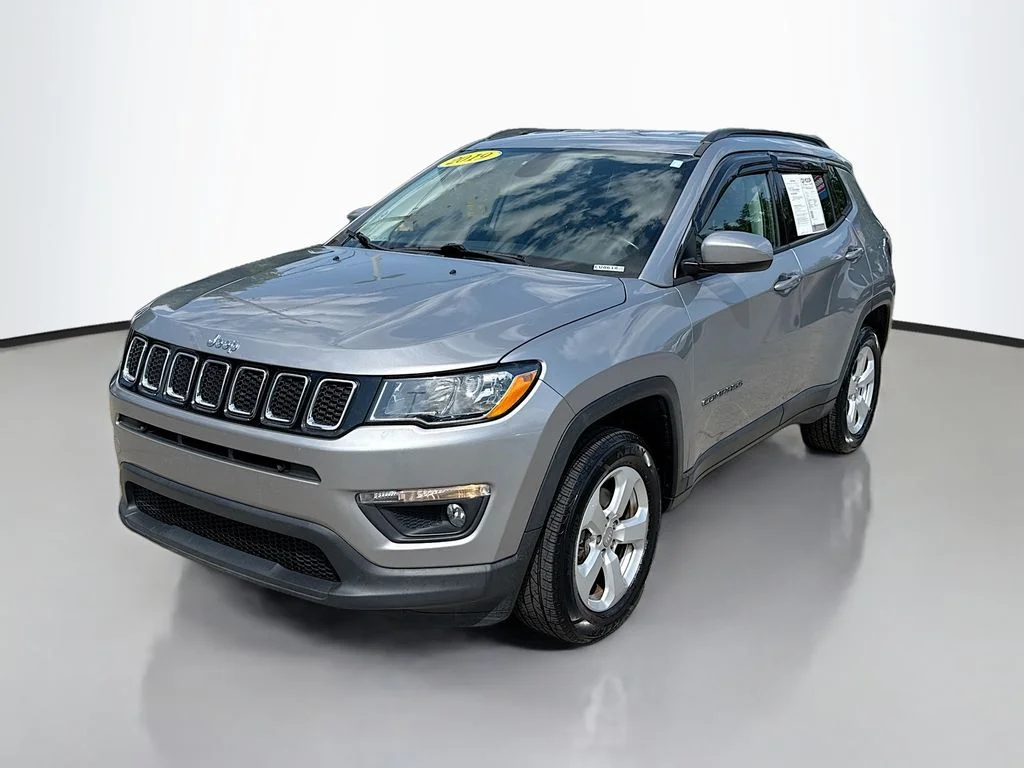 Used 2019 Billet Silver Metallic Clearcoat Jeep Latitude image 3