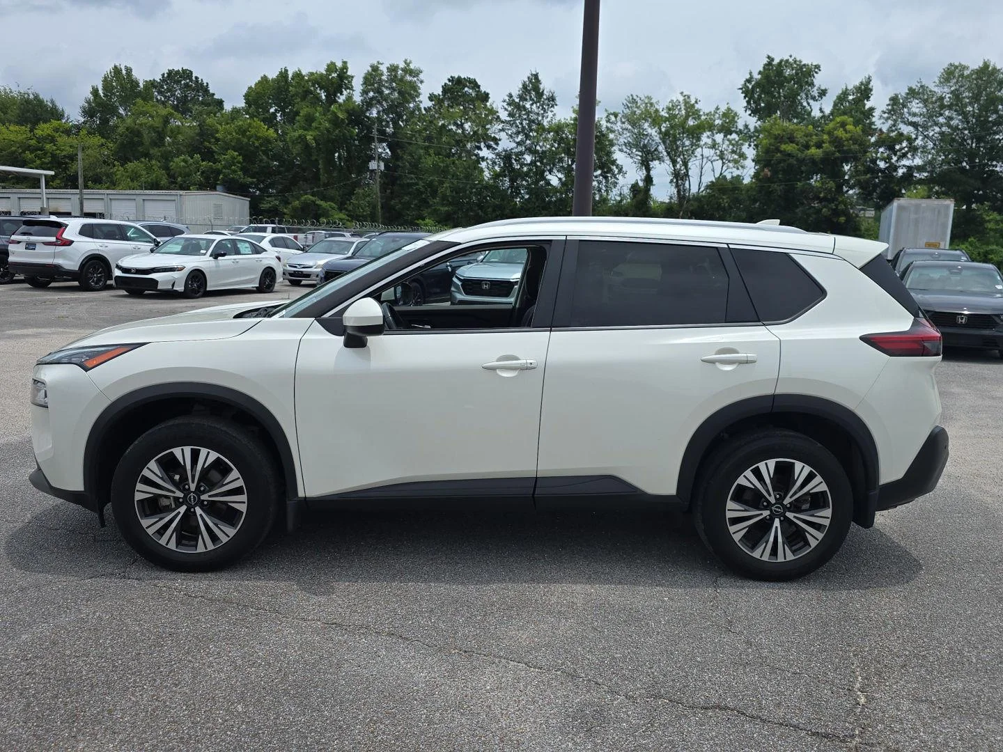Used 2023 Pearl White Tricoat Nissan SV image 9