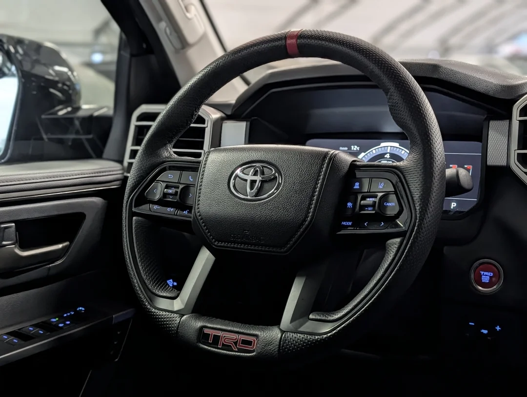 Used 2024  Toyota 4X4 -Leather - Sunroof - Blind Spot - Park Assist - Lane Keep image 16