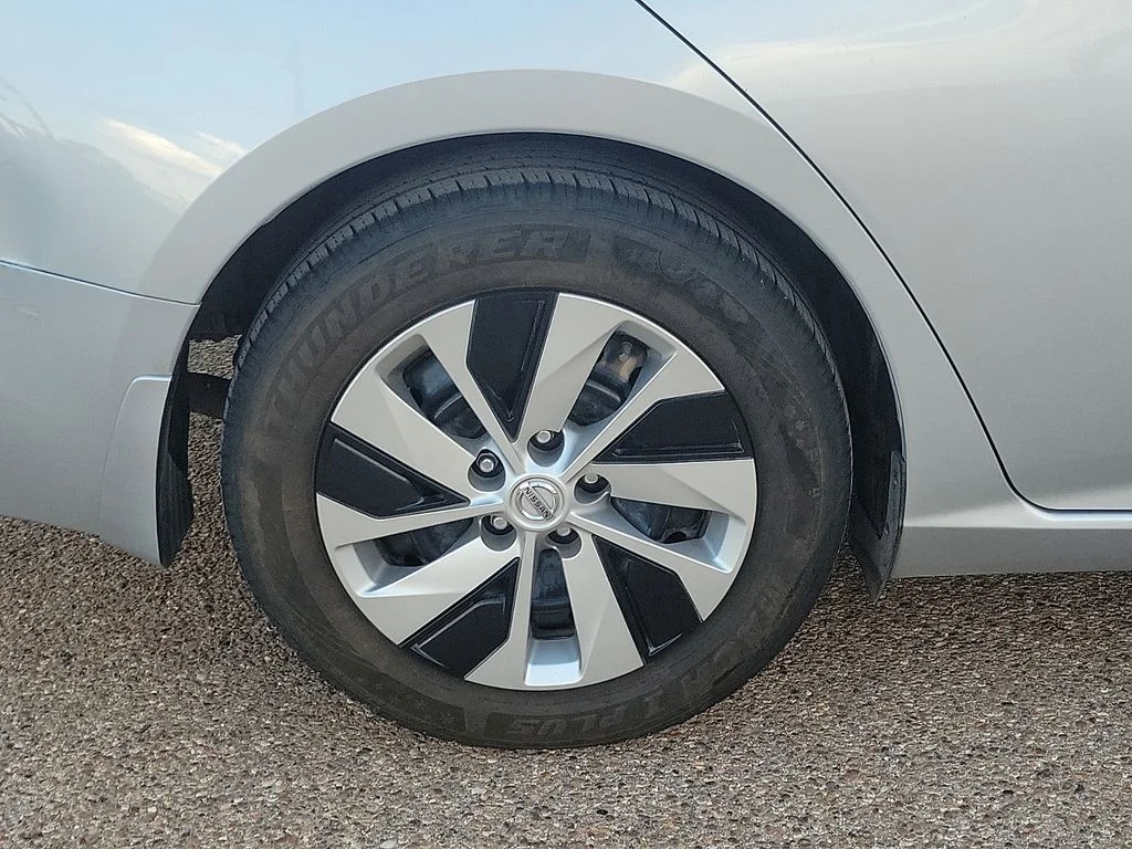 Used 2022 Silver Nissan 2.5 S image 13