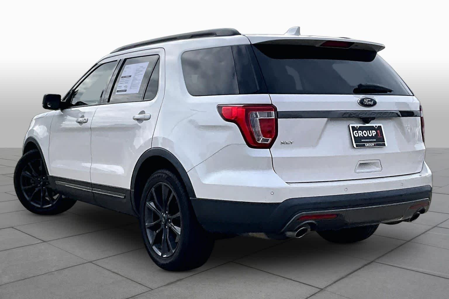 Used 2017 White Platinum Metallic Tri-Coat Ford XLT image 11