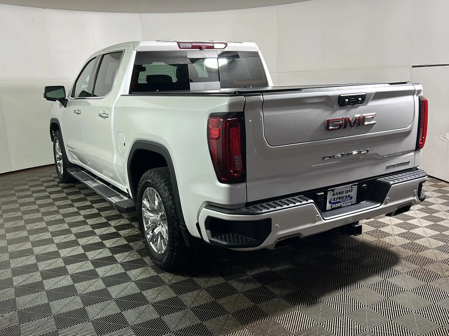 Used 2023 White Frost Tricoat GMC Denali image 10