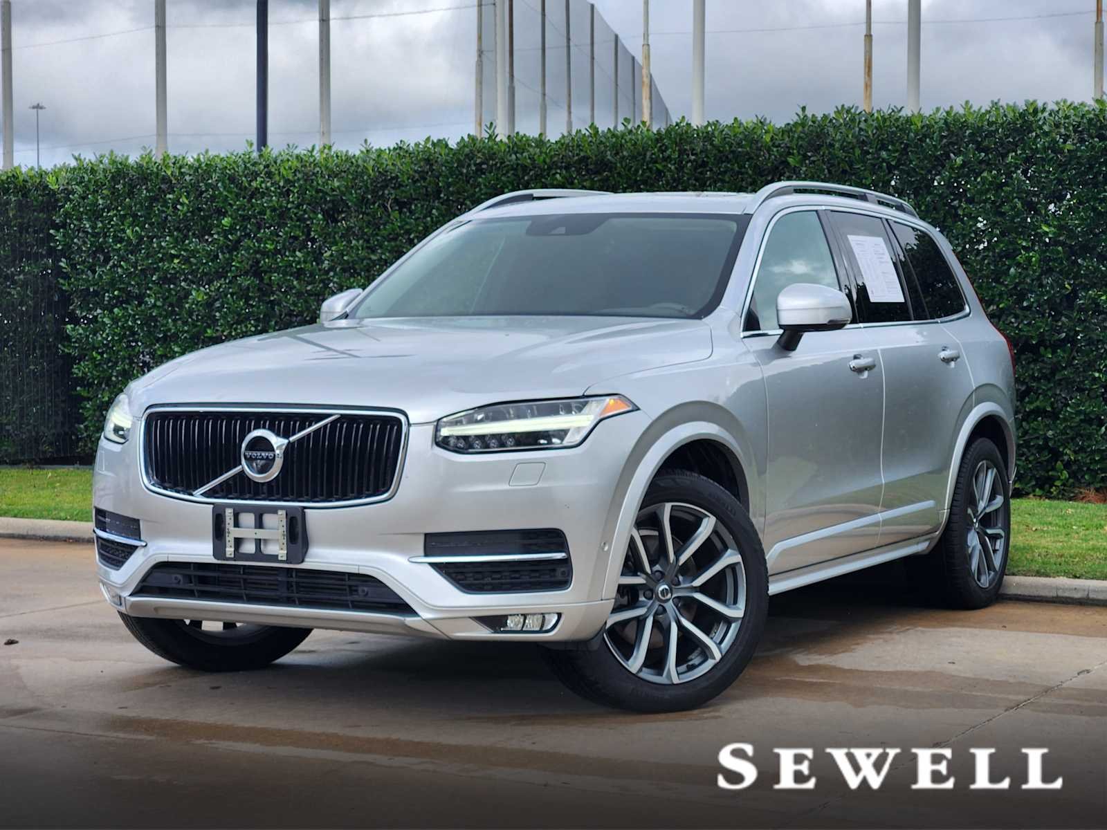 2017 Volvo XC90 T6 AWD Momentum's photo