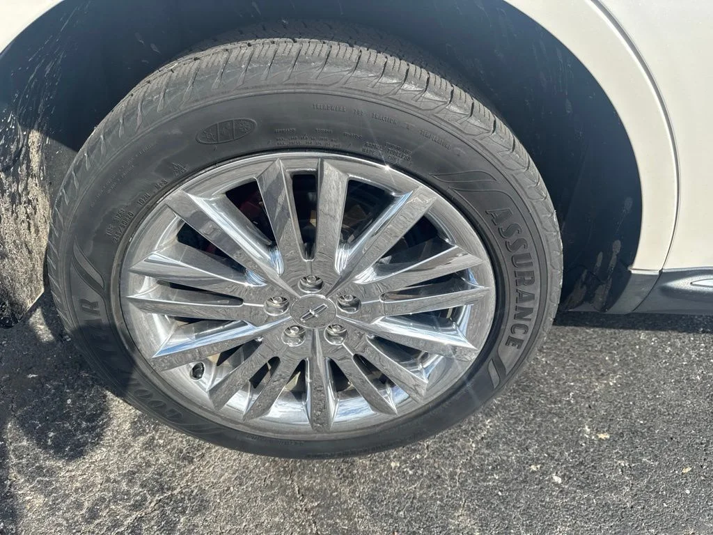 Used 2015 White Lincoln Base image 49