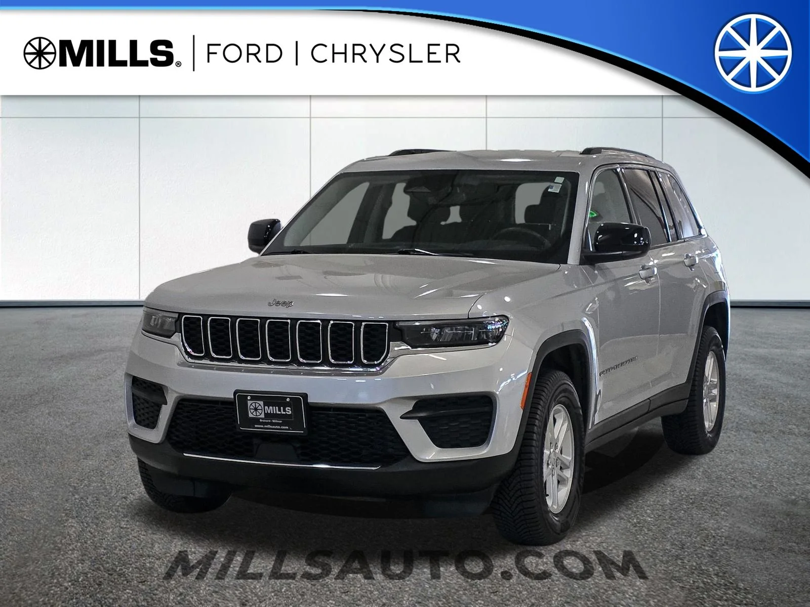 Used 2023 Silver Jeep Laredo image 1