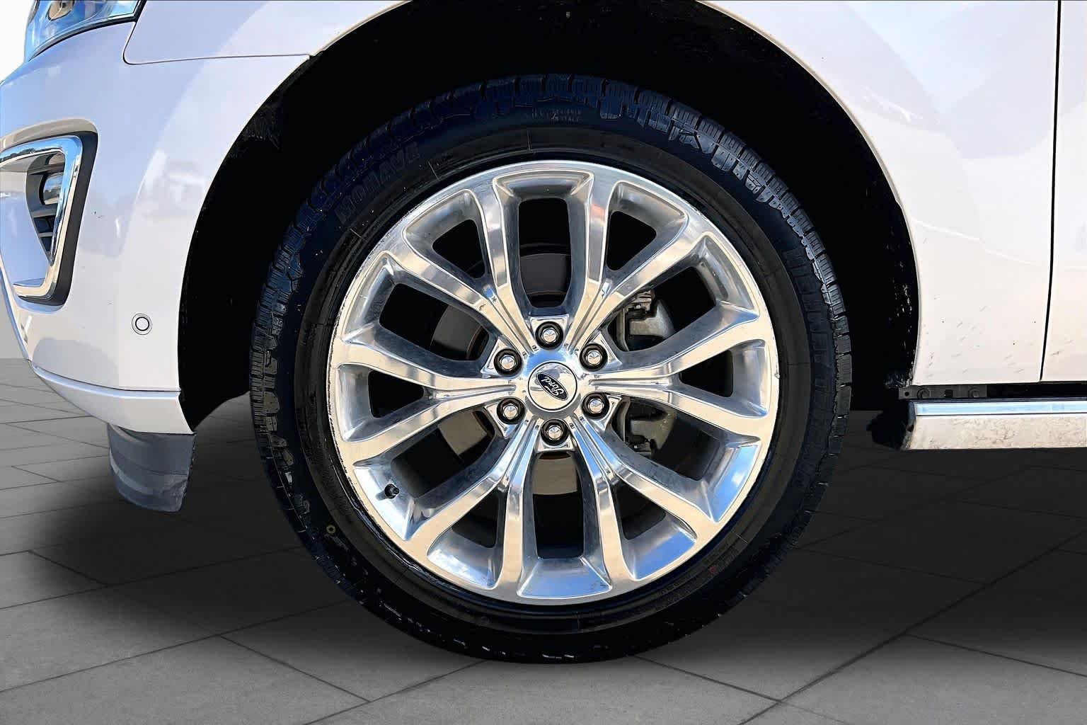 Used 2019 White Platinum Metallic Tri-Coat Ford Platinum image 11