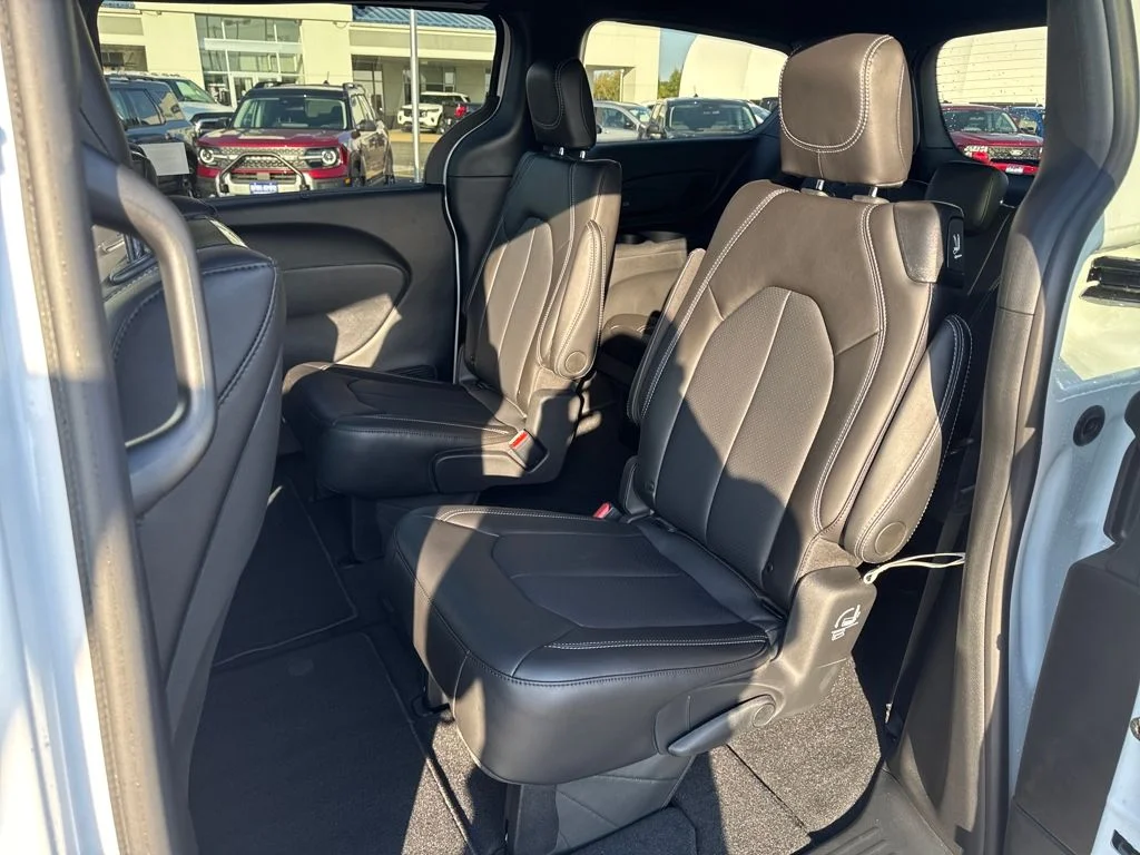 2026 Chrysler Pacifica Select - Photo 24