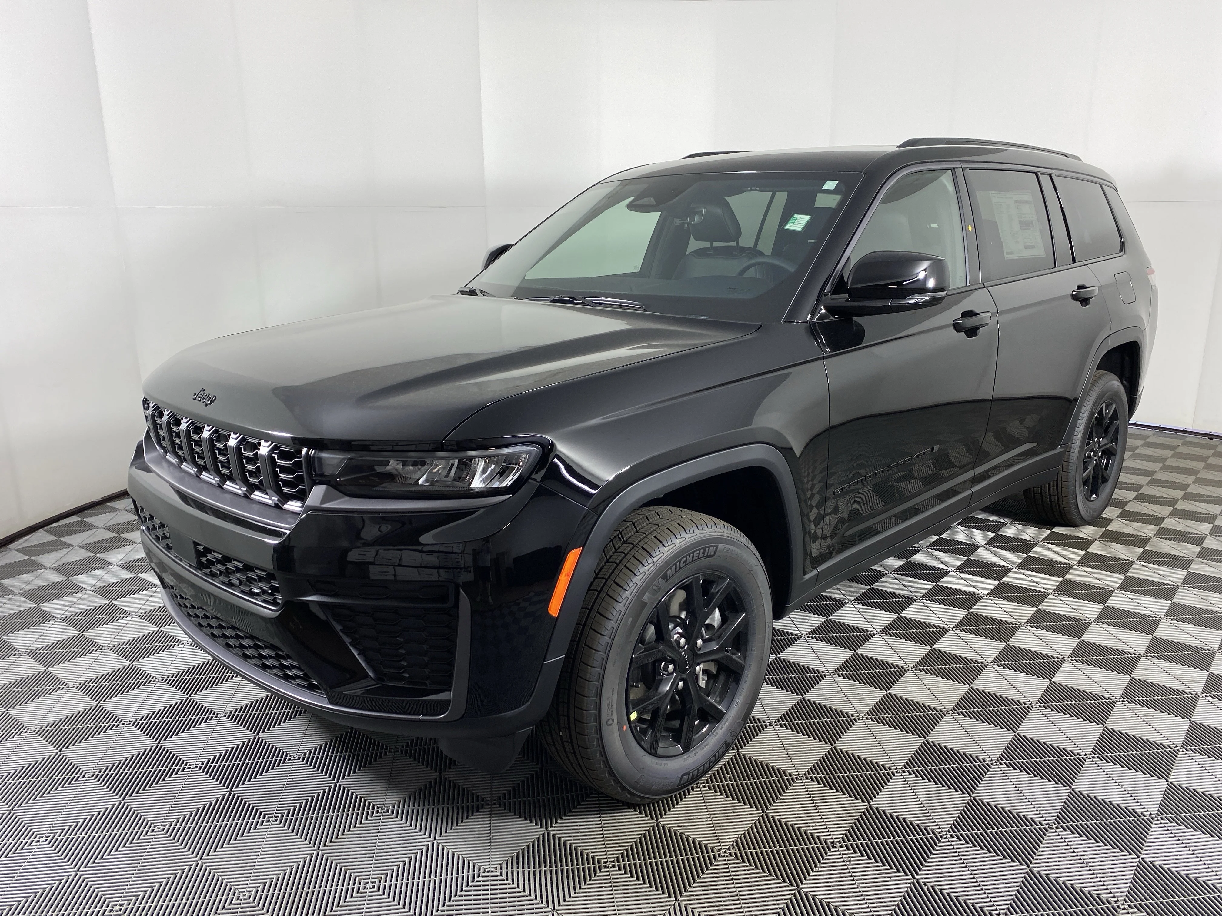 New 2026 Diamond Black Crystal Pearl-Coat Exterior Paint Jeep Laredo image 11