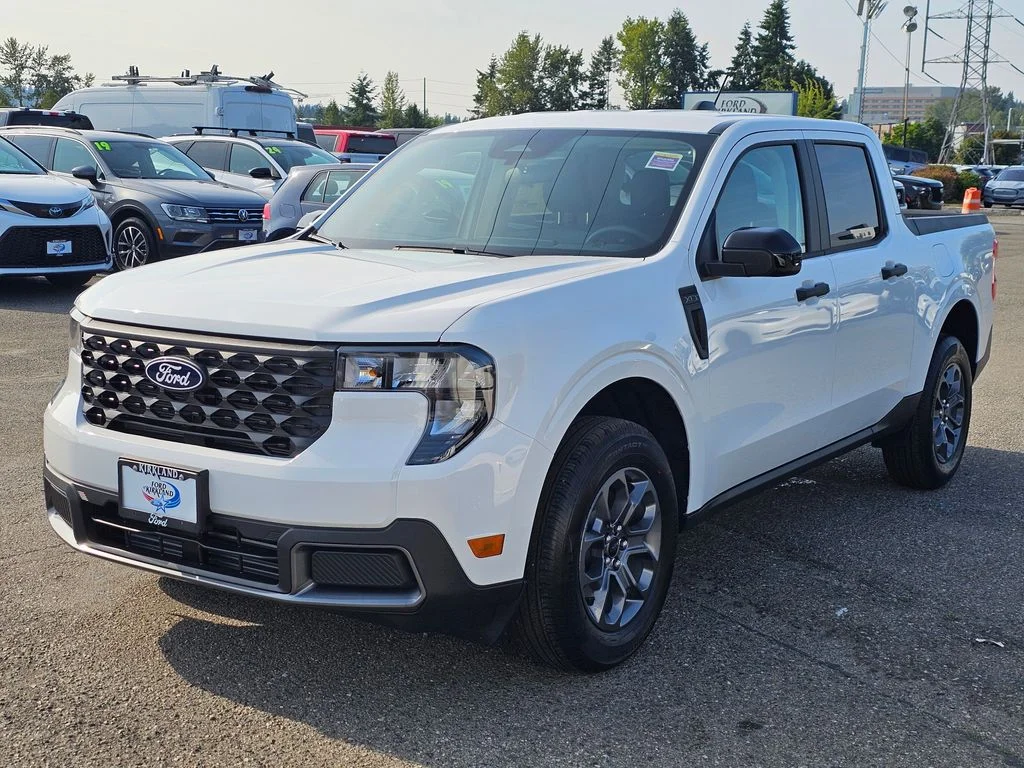 New 2025 Oxford White Ford XLT image 3