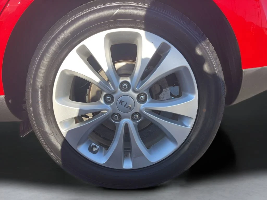 Used 2016  Kia + image 27