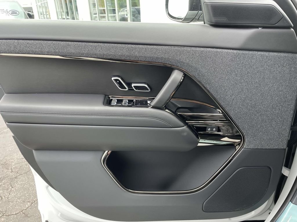 New 2026 Fuji White Land Rover Dynamic SE image 32