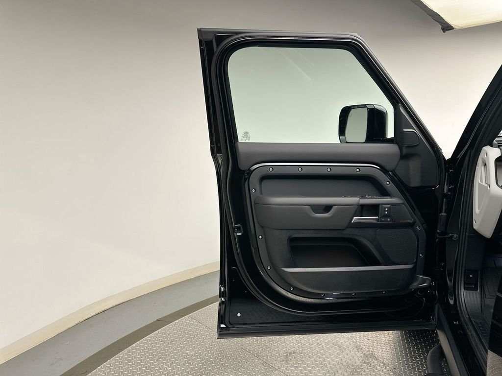 New 2026 Santorini Black Land Rover X-Dynamic SE image 9