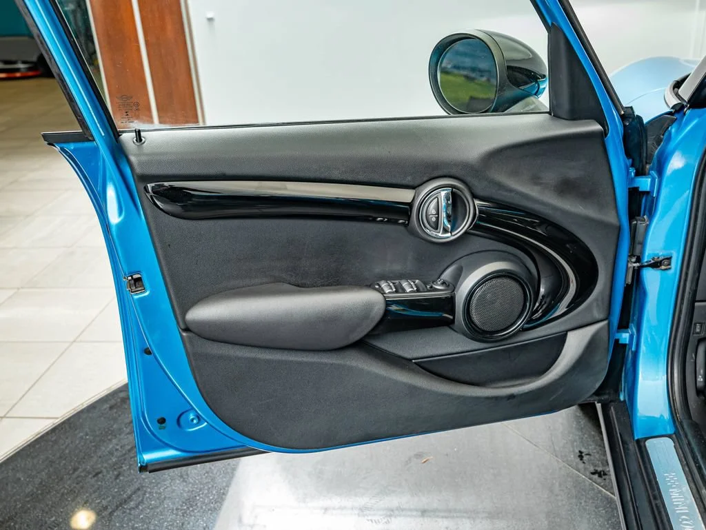Used 2016 Electric Blue Metallic MINI  image 18