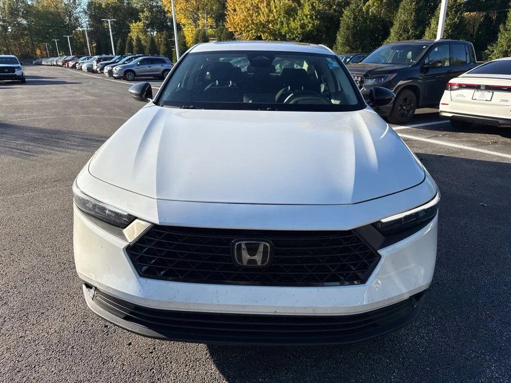 Certified Used 2025 Platinum White Pearl Honda SE image 6