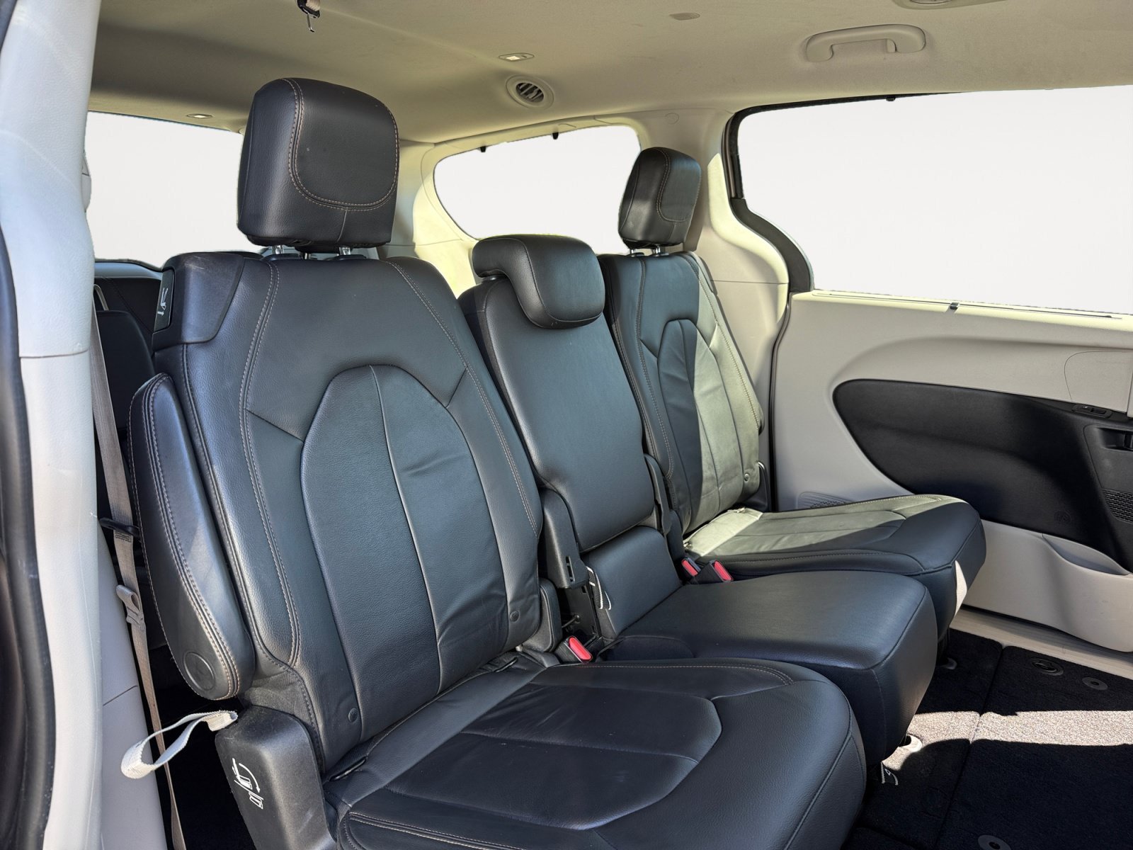 Used 2017 Molten Silver Chrysler Touring L image 18