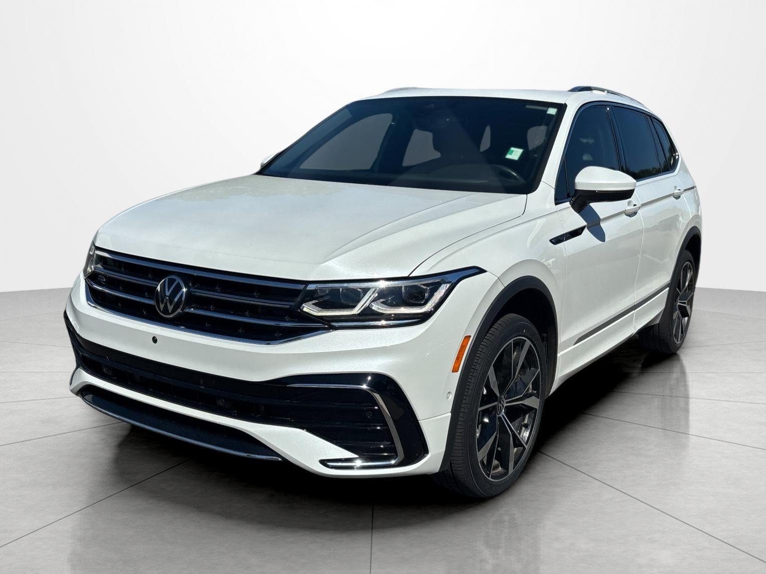 Used 2022  Volkswagen SEL R-Line image 1