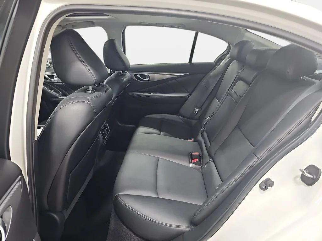 Used 2016 White INFINITI 3.0t Premium image 12