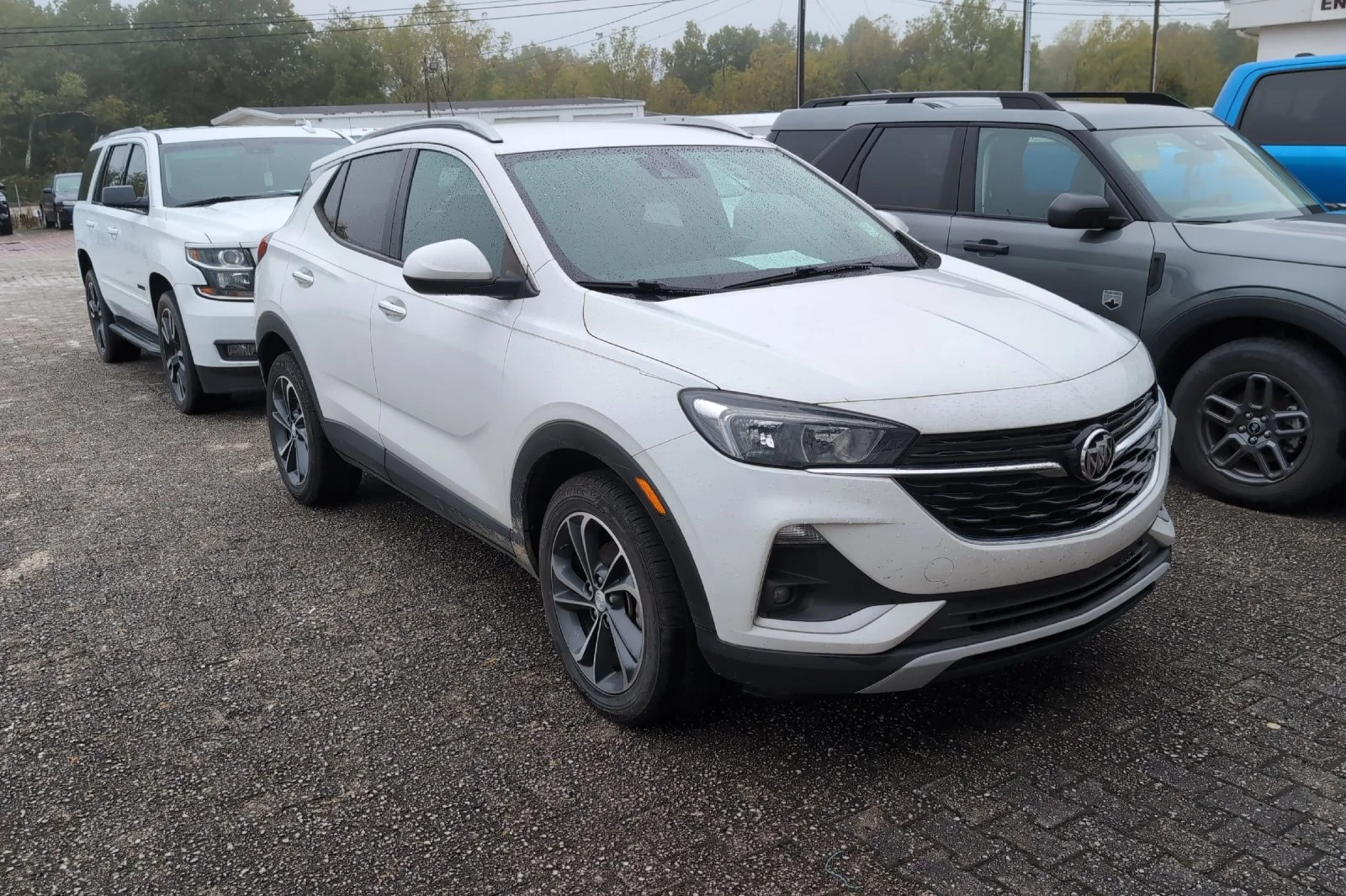 Used 2022 SUMMIT WHITE Buick Select image 2