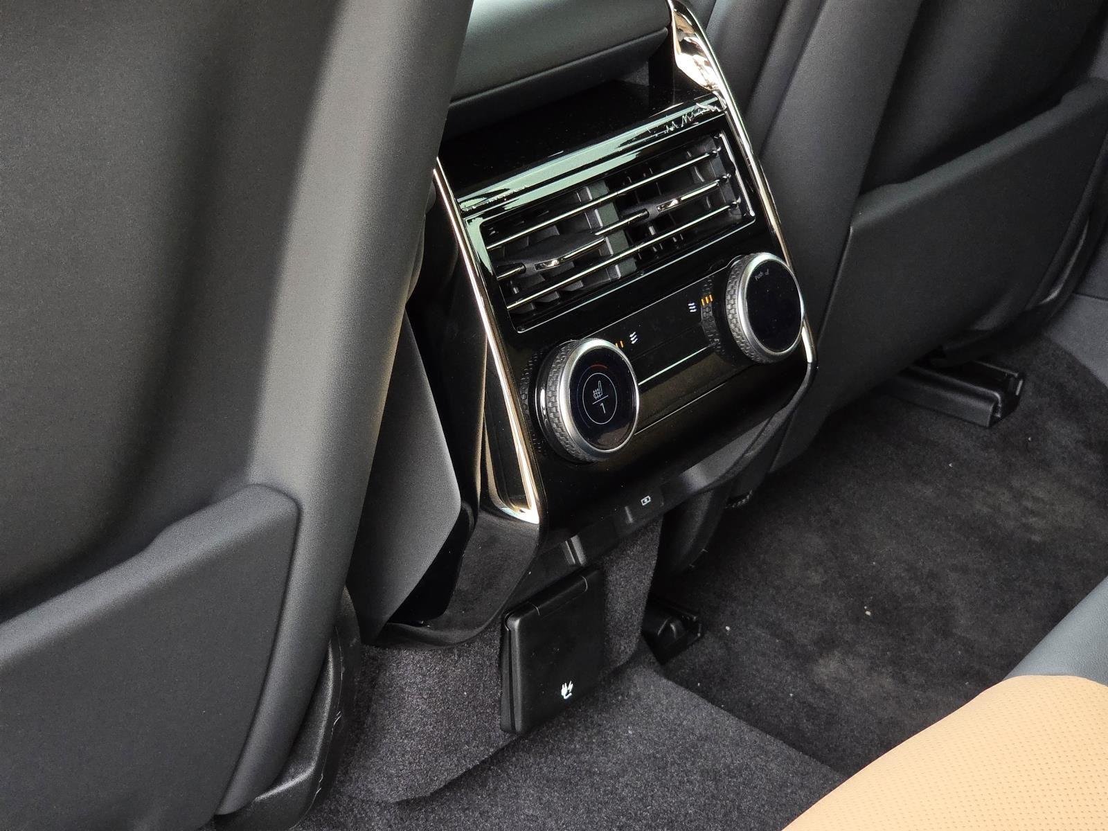 New 2026 Santorini Black Land Rover Dynamic SE image 36