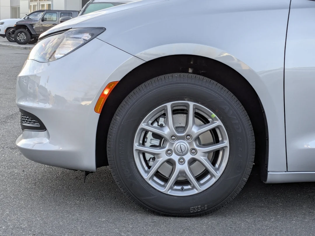 New 2026 Silver Chrysler SXT - - FWD - Power Liftgate - Power Sliding Doors - Leather & More! image 9