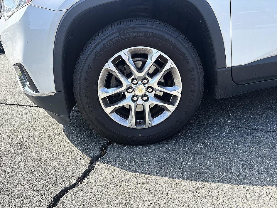 Used 2019 Iridescent Pearl Tricoat Chevrolet LT Cloth image 9