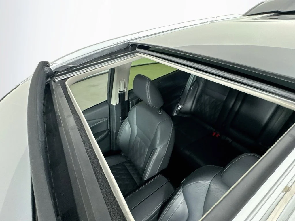 Used 2024 Gray Nissan Platinum image 26