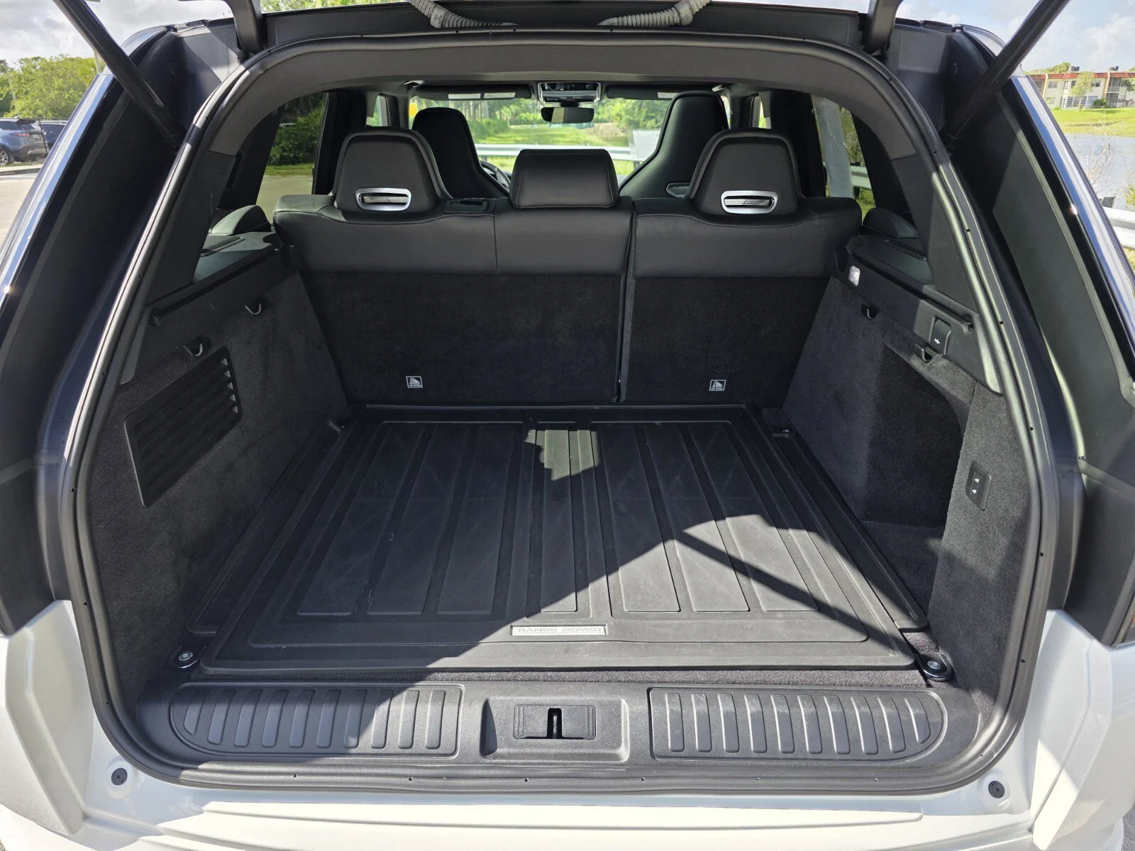 Certified Used 2022 Fuji White Land Rover SVR image 18