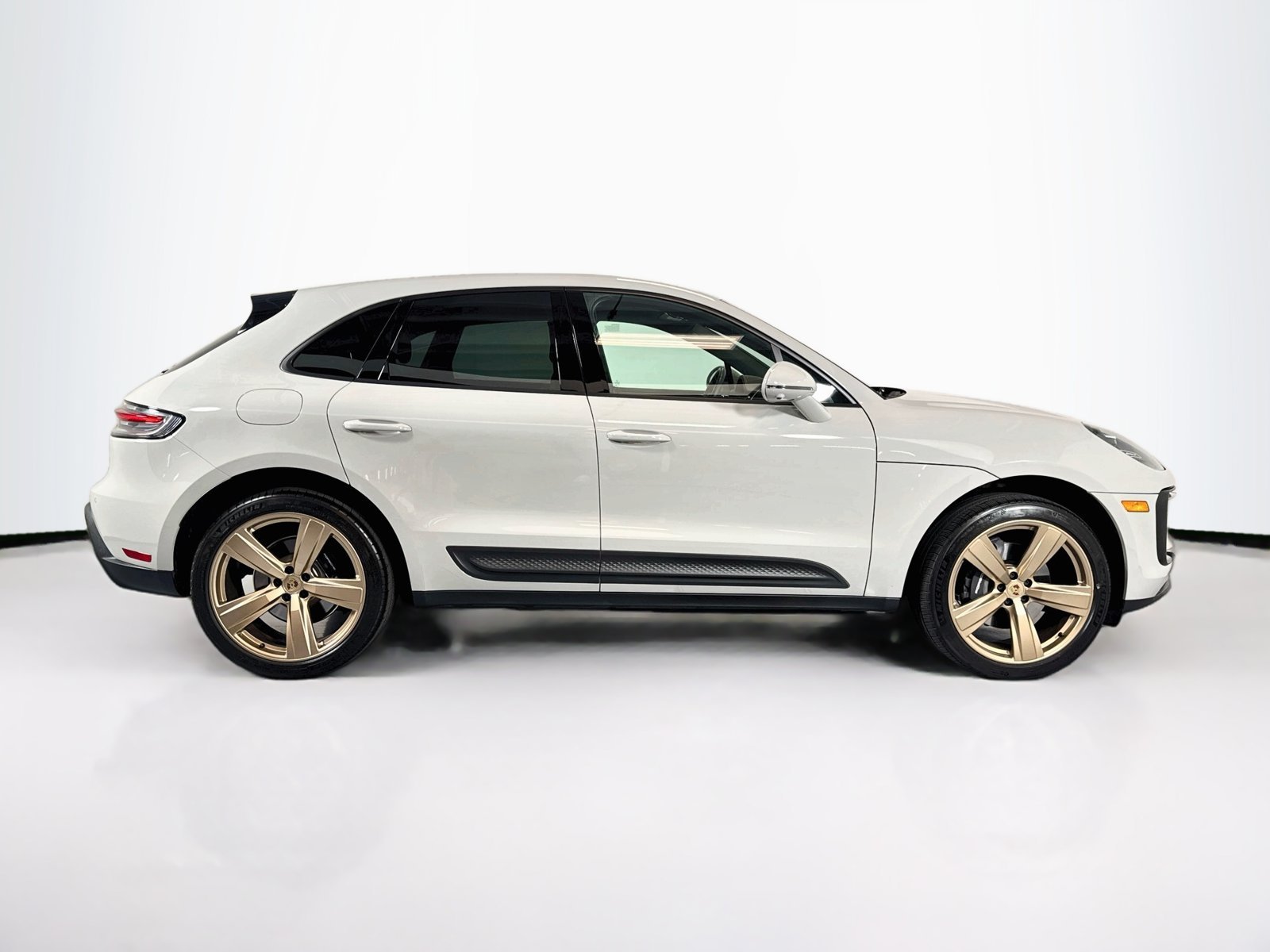 Used 2025 Chalk Porsche T image 8