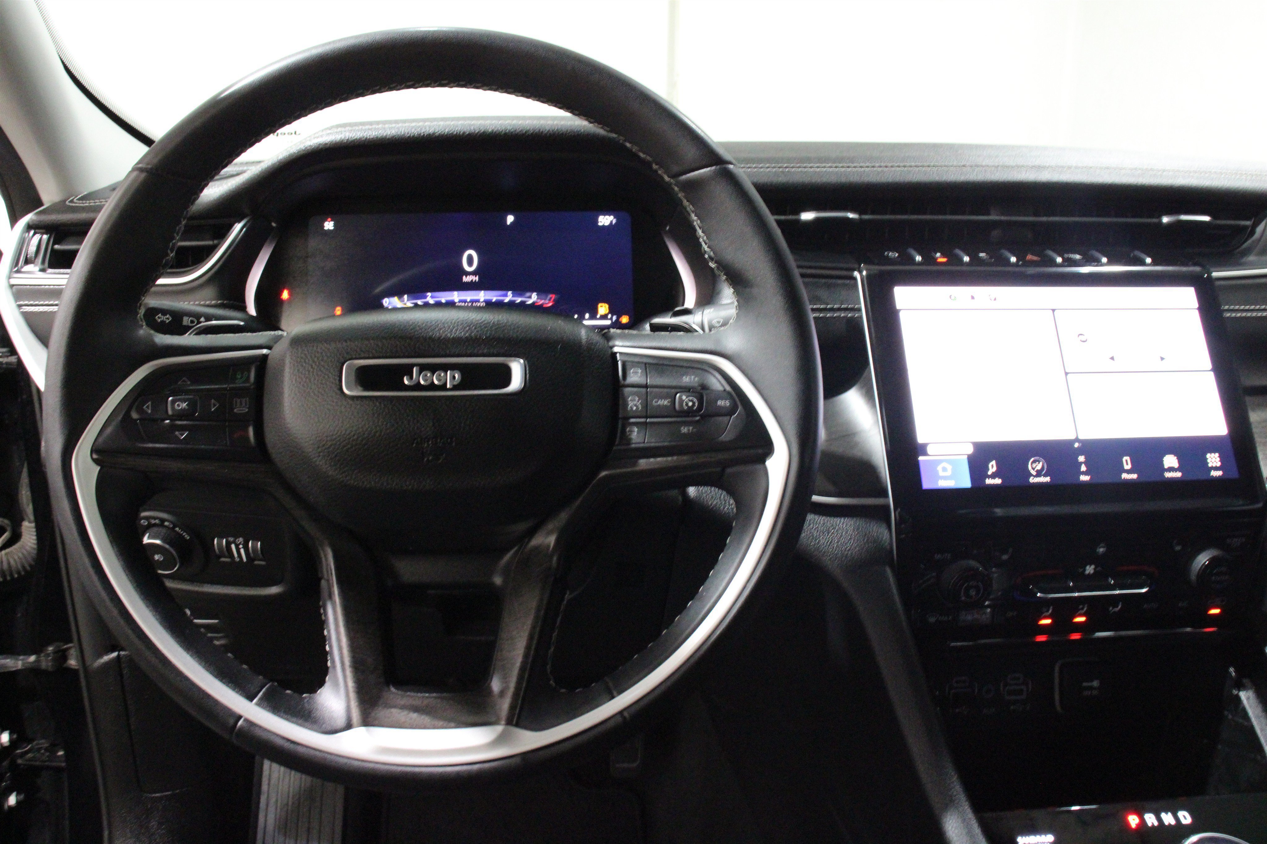 Used 2023 Diamond Black Crystal Pearlcoat Jeep Limited image 8