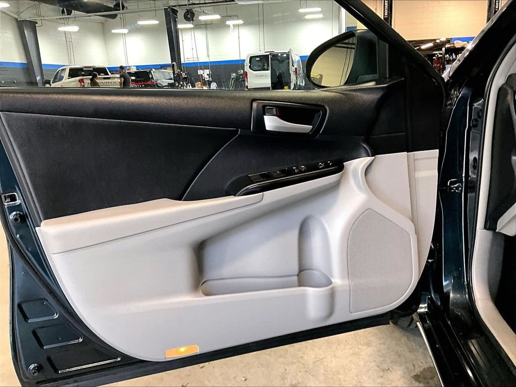 Used 2014 Gray Toyota LE image 9