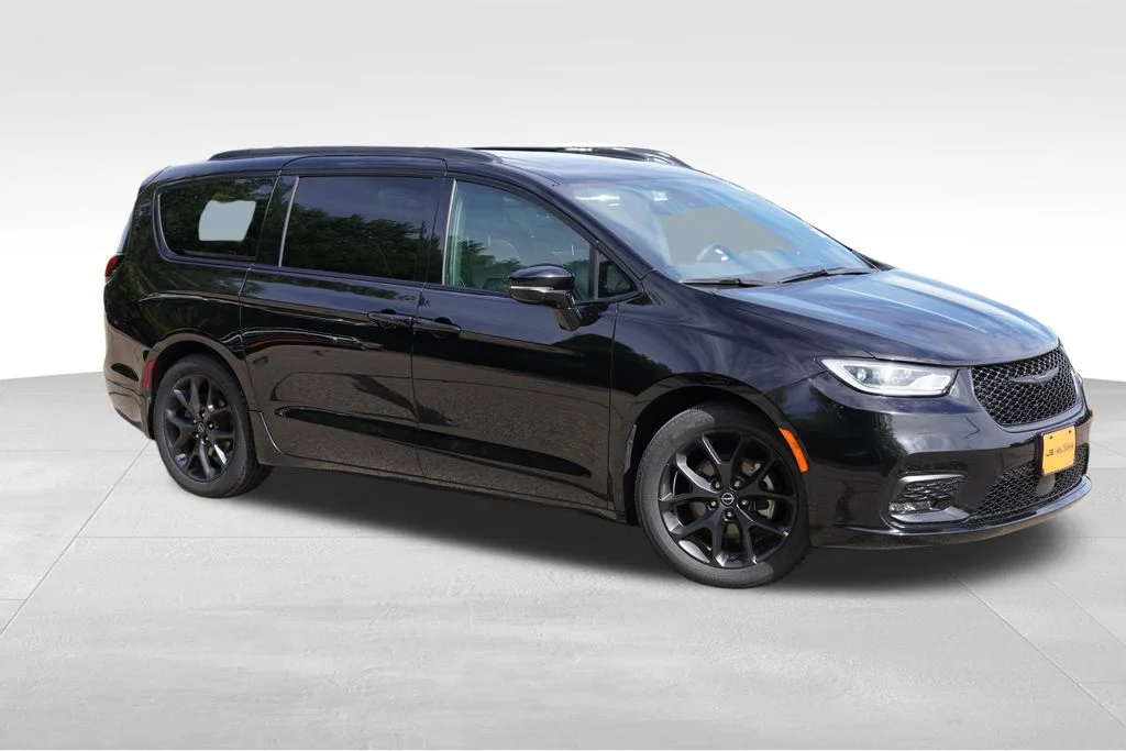Certified Used 2025 Diamond Black Crystal Pearlcoat Chrysler Limited image 2