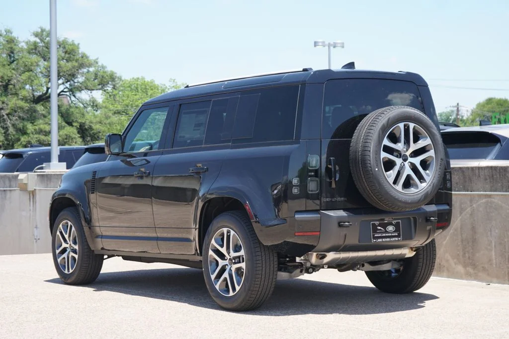 New 2026 Black Land Rover X-Dynamic SE image 5