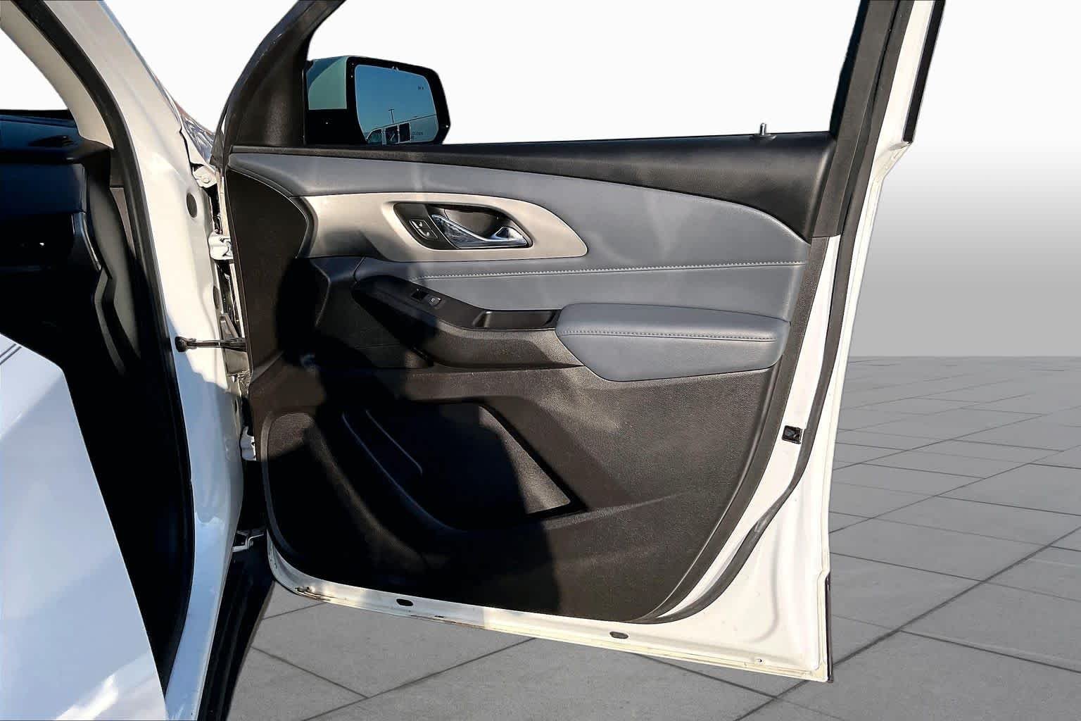Used 2019 Summit White Chevrolet LT Cloth image 22