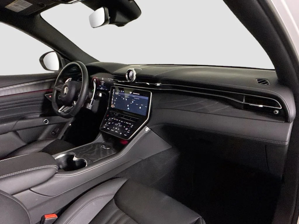 Used 2025 Bianco Maserati Base image 15