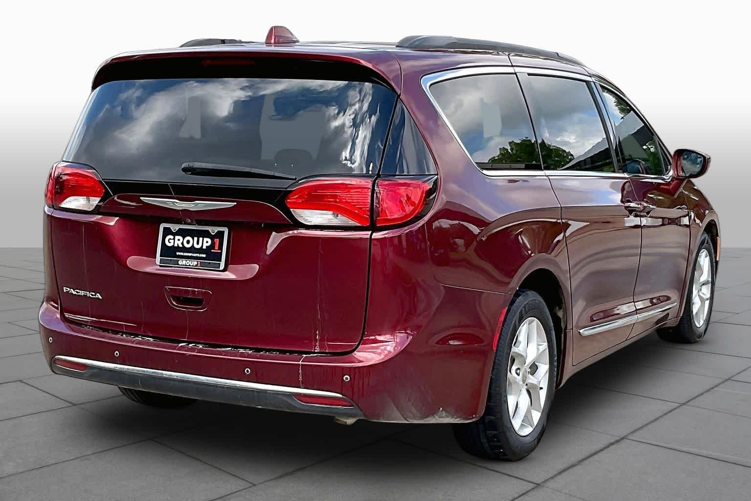 Used 2017 Velvet Red Pearlcoat Chrysler Touring-L image 12