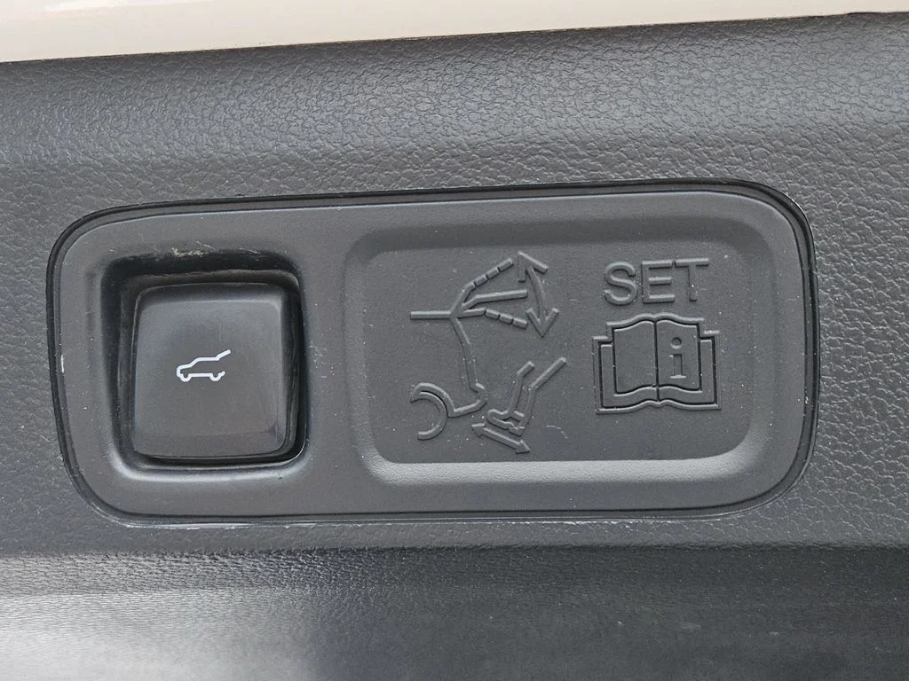 Used 2021 White Metallic Ford XLT image 15