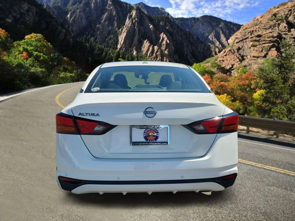Used 2025 White Nissan 2.5 SV image 4