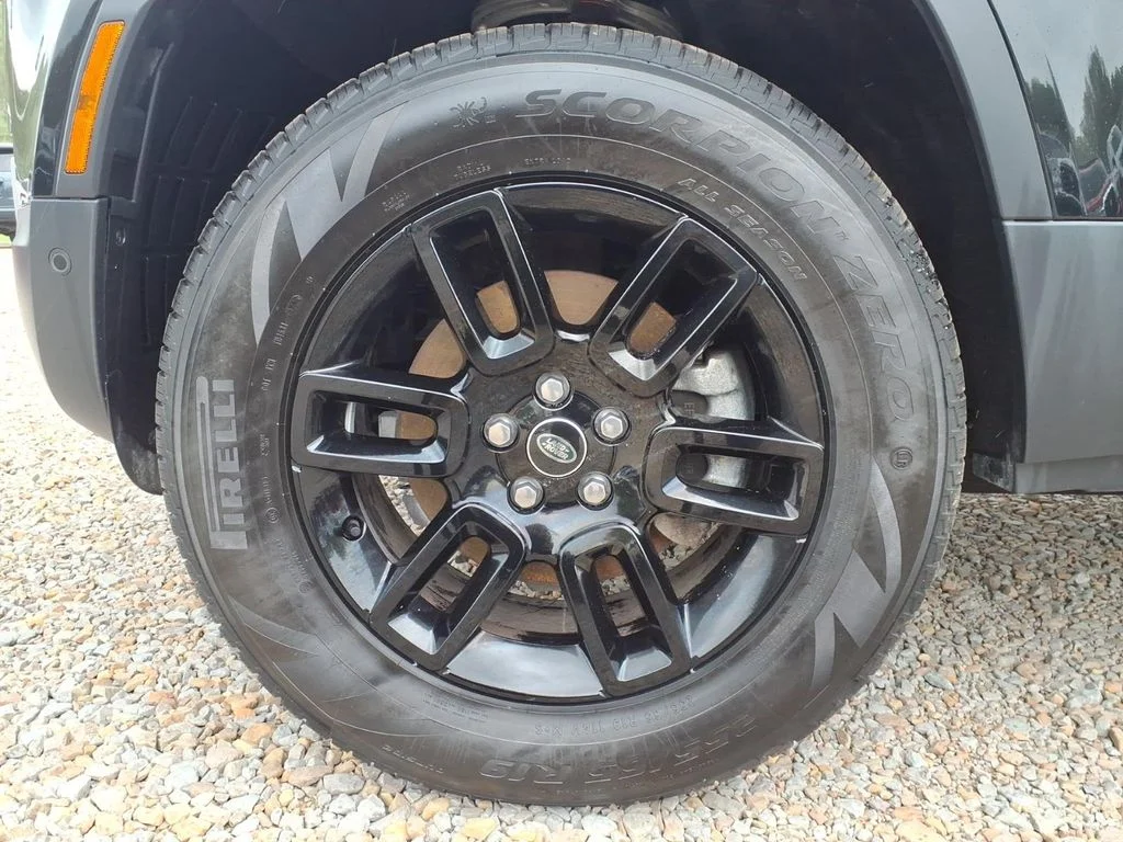 Used 2025  Land Rover S image 9