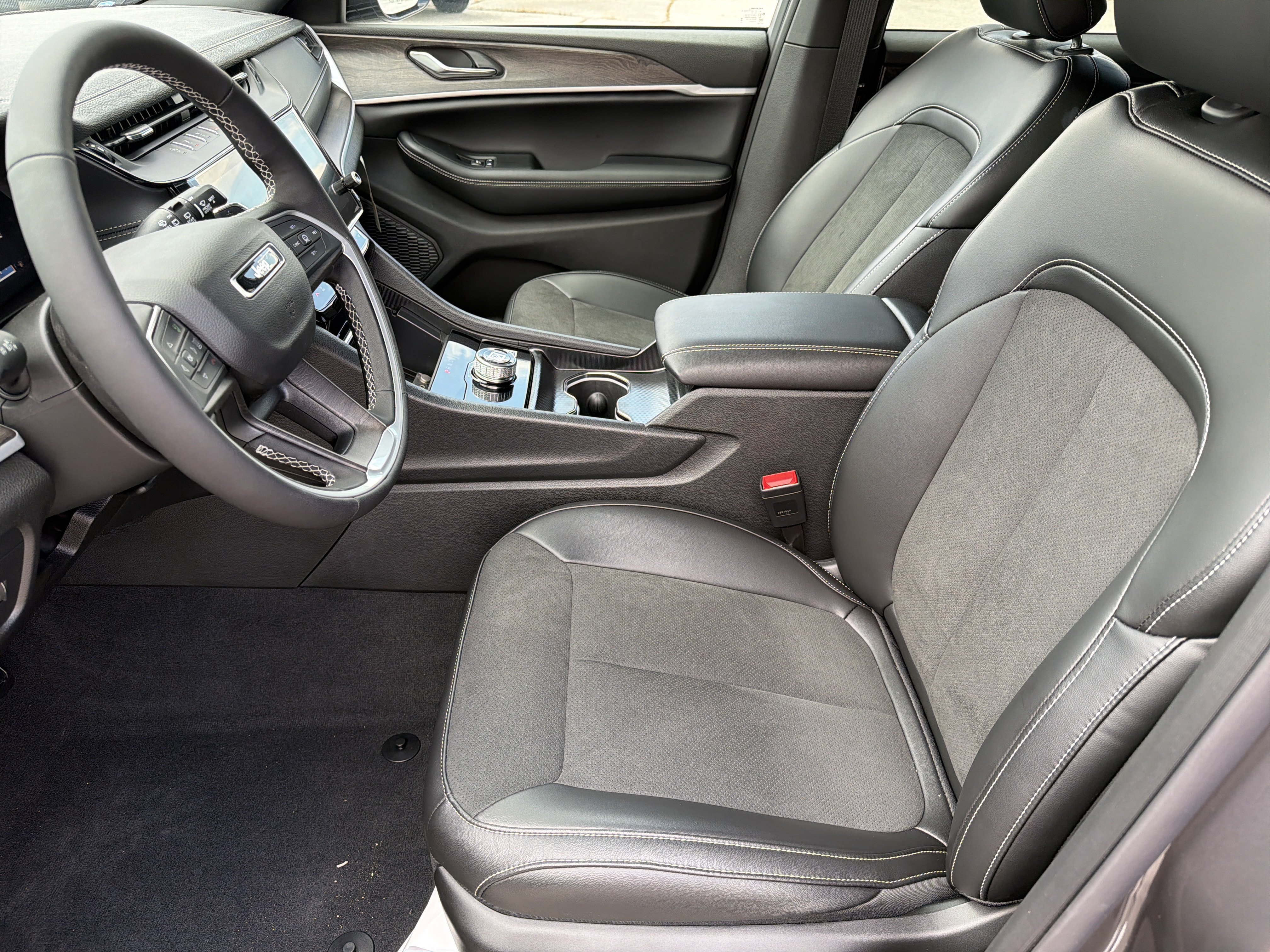 New 2026 Baltic Gray Metallic Clear-Coat Exterior Paint Jeep Laredo Altitude image 9