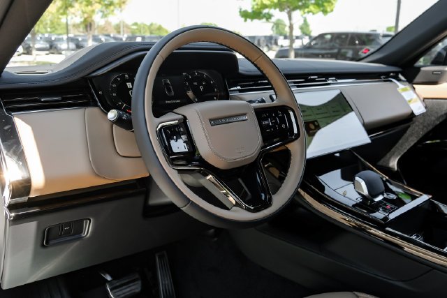 New 2027 Fuji White Land Rover Dynamic SE image 3