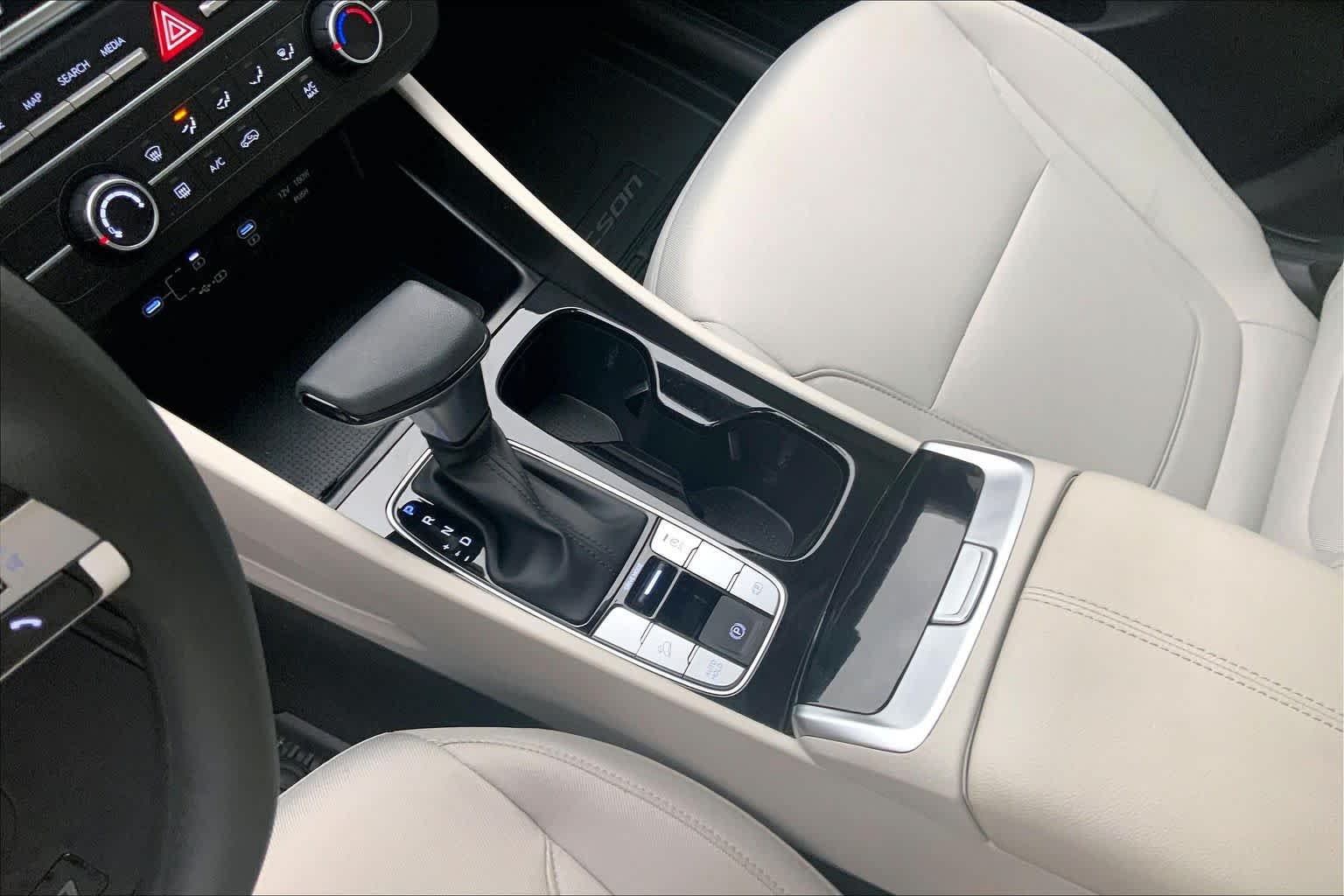 Used 2025 Shimmering Silver Hyundai SE image 17